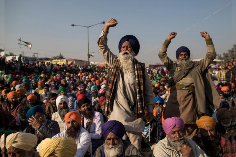 Çiftçiler, 18 Aralık 2020'de Hindistan'ın Delhi kentindeki Delhi Singhu sınırındaki protestoya katılırken sloganlar attılar.jpg