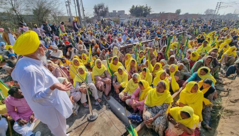 Çiftçi lideri Jhanda Singh Jethuke, Bathinda, Pencap'taki 'demiryolu roko' protestosu sırasında protestoculara sesleniyor Fotoğraf PTI.jpg