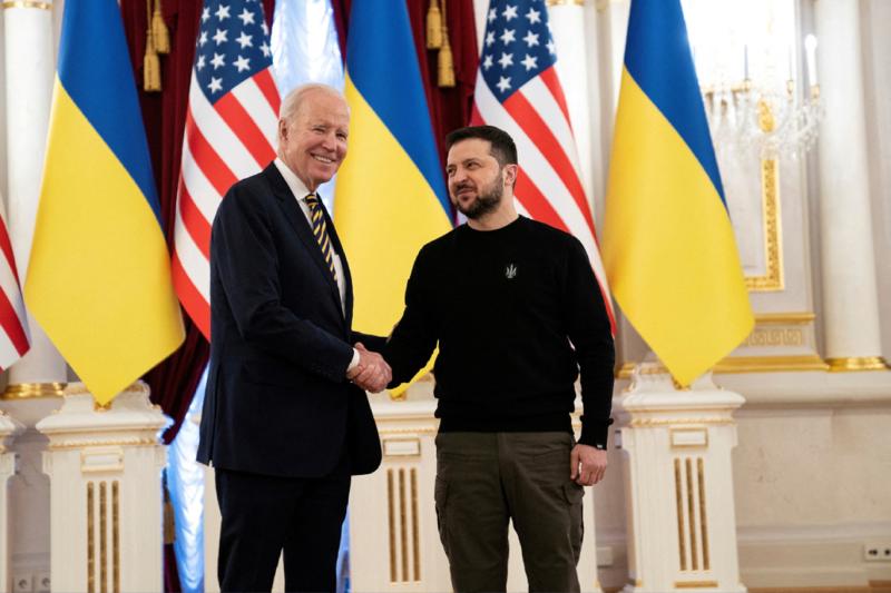 ABD Başkanı J. Biden ile Ukraynalı mevkidaşı V. Zelensky. ABD, savaş için Avrupa ve Asyalı müttefikleri çevresine topladı.jpg