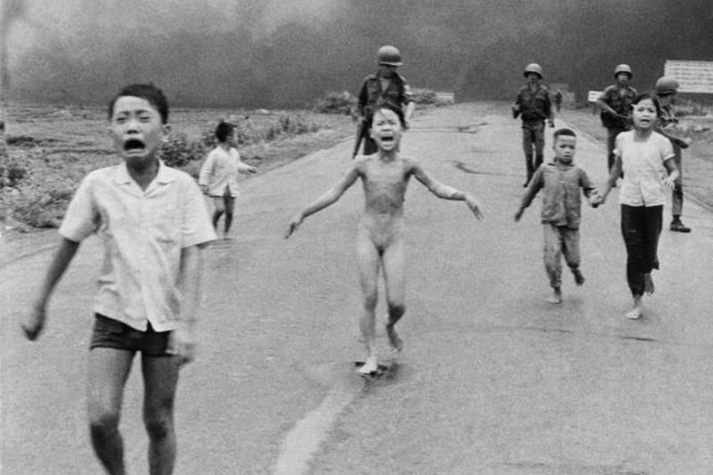8 Haziran 1972'de Güney Vietnam’a ait bir uçak tarafından napalm bombalarıyla vurulan 9 yaşındaki Kim Phuc gözyaşları içinde kaçarken. Nick Ut AP.jpg