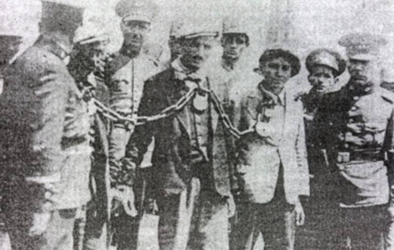 1960'ta Sivas Kampı'na zincirlenerek götürülen bir grup Kürt.jpg