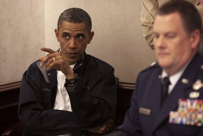 Obama, Durum Odası'nda Hava Kuvvetleri Tuğgenerali Marshall Webb'e  Ulusal Güvenlik Timi üyelerine hitap ediyor (CNN).jpeg