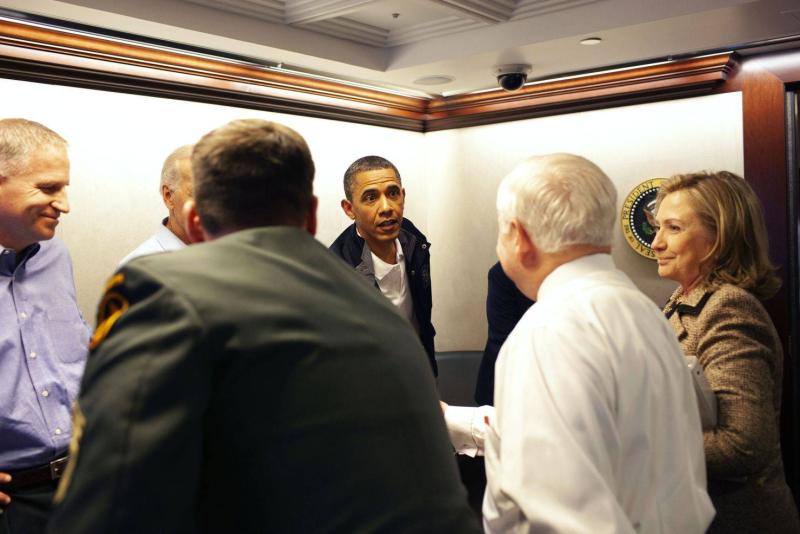 Obama, Savunma Bakanı Robert Gates'le el sıkıştı (Beyaz Saray).jpeg