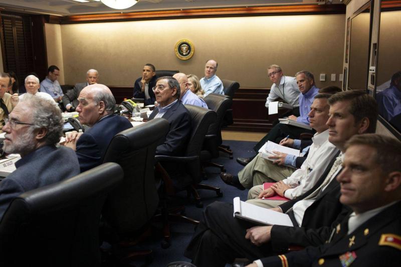 Obama, ulusal güvenlik ekibiyle birlikte operasyon odasındaki toplantı odalarından birinde (Beyaz Saray).jpeg