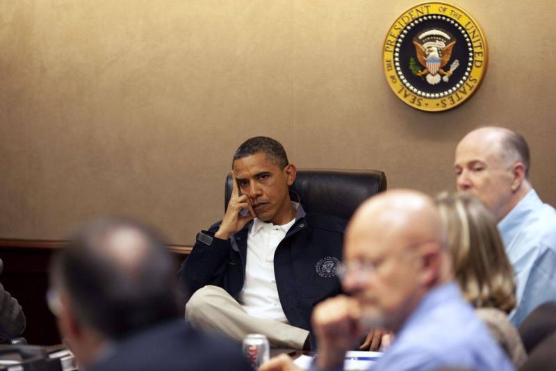 Obama, ulusal güvenlik ekibinin Bin Ladin'in Abbottabad'daki evine yapılan baskının ayrıntılarını dinliyor (Beyaz Saray).jpeg