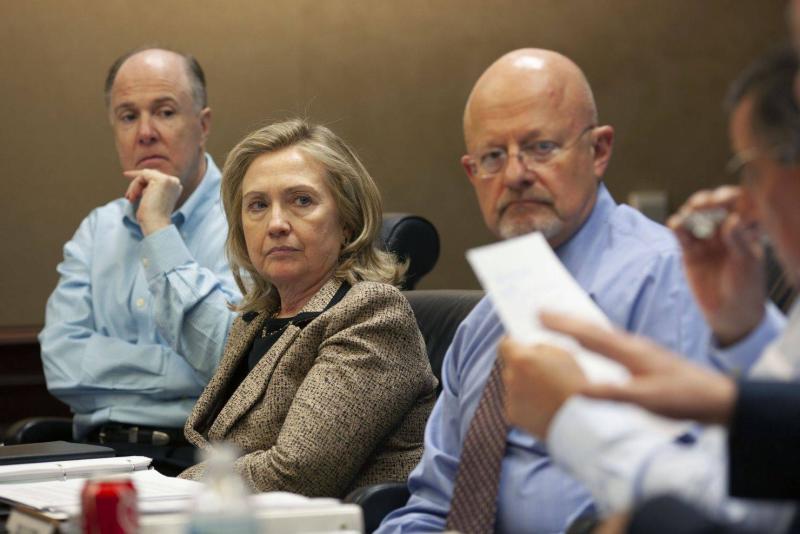 Clinton durum odasındaki basın toplantısı sırasında dikkatle dinliyor (Beyaz Saray).jpeg
