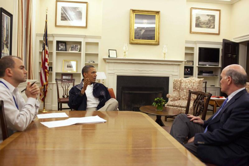 Obama durum odasındaki görüşmelerinin ardından kıdemli danışmanlarıyla buluştu ( Beyaz Saray).jpeg