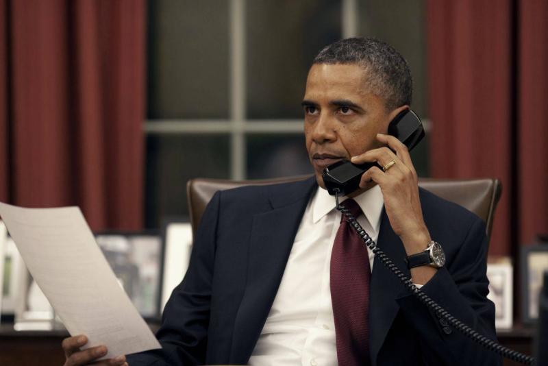 Saldırının ardından Obama, eski Başkanlar George W. Bush ve Bill Clinton da dahil olmak üzere, misyonun başarısı hakkında onları bilgilendirmek için bir dizi telefon görüşmesi yaptı (Beyaz Saray).jpeg