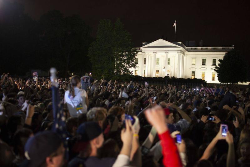 Operasyon haberleri yayılırken Beyaz Saray'ın önünde kalabalıklar toplandı (Beyaz Saray).jpeg