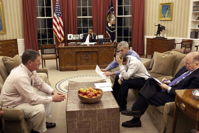 Obama ve kıdemli danışmanları, Abbottabad saldırısının ardından Oval Ofis'te Obama'nın açıklamalarını düzenledi ( Beyaz Saray).jpeg