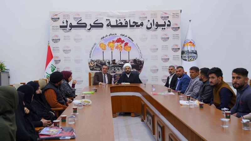 Asaib Ehli'l Hak lideri Kays Hazali'nin Kerkük İl Meclisi'nde tutuklu aileleriyle gerçekleştirdiği görüşmeden bir kare.jpg