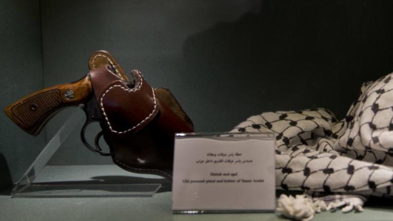 Arafat'tan geriye kalan meşhur tabancası ile kefiyesi (puşisi).jpg