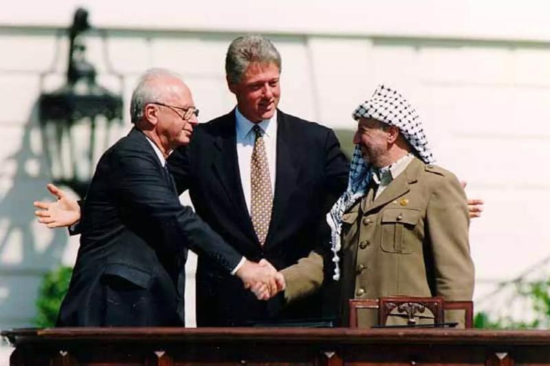 İsrail Başbakanı İzak Rabin, Filistin Lideri Yaser Arafat ve ABD eski Başkanı Bill Clinton.jpg