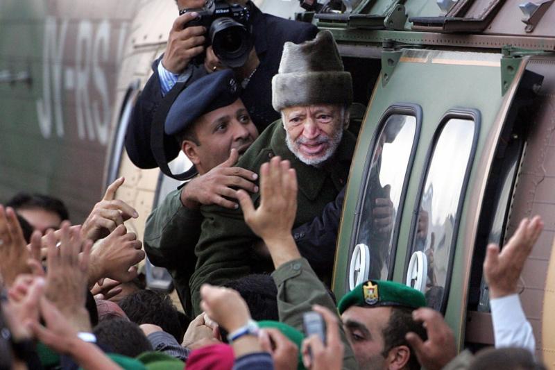 Sıkışan Arafat, Batılı ülkeler tarafından siyasi istismar nedeni olmuştu.  .jpg