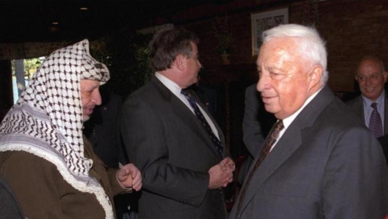 Yaser Arafat ve Ariel Şaron, İsrail Arafat'ın uçağını düşürmeye çalıştı. Fotoğraf-Retuters.jpg