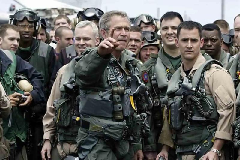 George Bush, eski İngiltere Başbakanı Tony Blair'in Arafat'ı koruyup taviz koparalım önerisini reddetmişti.jpg