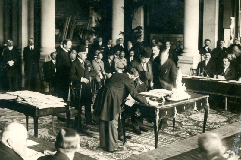 Rıza Tevfik, Hadi Paşa ve Reşat Halis’ten oluşan Osmanlı heyeti Sevr’i imzaladı (10 Ağustos 1920).jpg