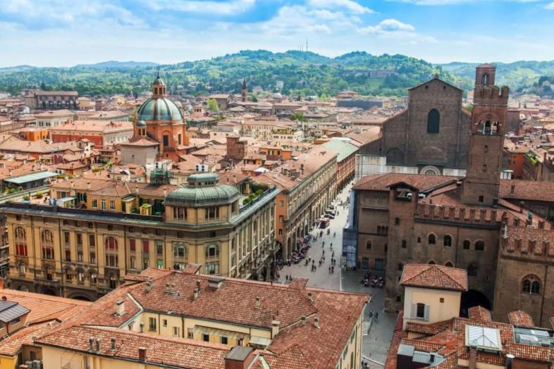 Bologna (1200'lü yıllarda Üniversitenin açıldığı İtalyan kenti).jpg