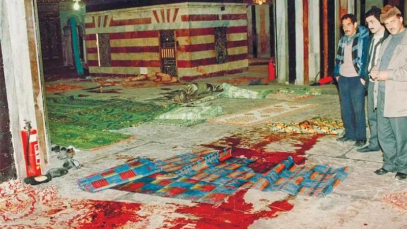 Hz. İbrahim Makamı'na yapılan fanatik Yahudi saldırısında öldürülen Filistinlilerin kanı Fotoğraf Şihab Ajansı, twitter.jpg