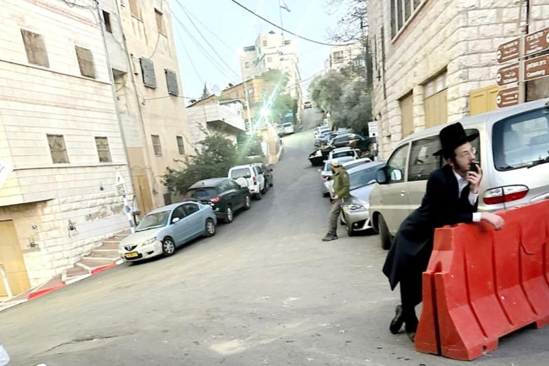 İsrail ordusu, Halil şehrinin eski mahalle ve sokaklarına çıkma yasağı koyuyor. Kaynak-independent arabia..jpg