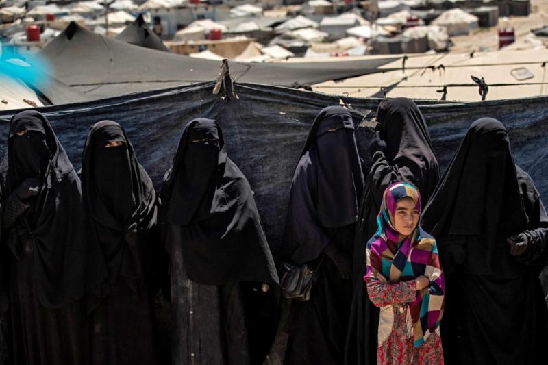Hol Kampı'nda IŞİD'li kadınlar. Çocuklarının cihat dersliklerinde eğitilmesi karşılığında dışarıdan para alıyorlar. Fotoğraf-Rûdaw. .jpg
