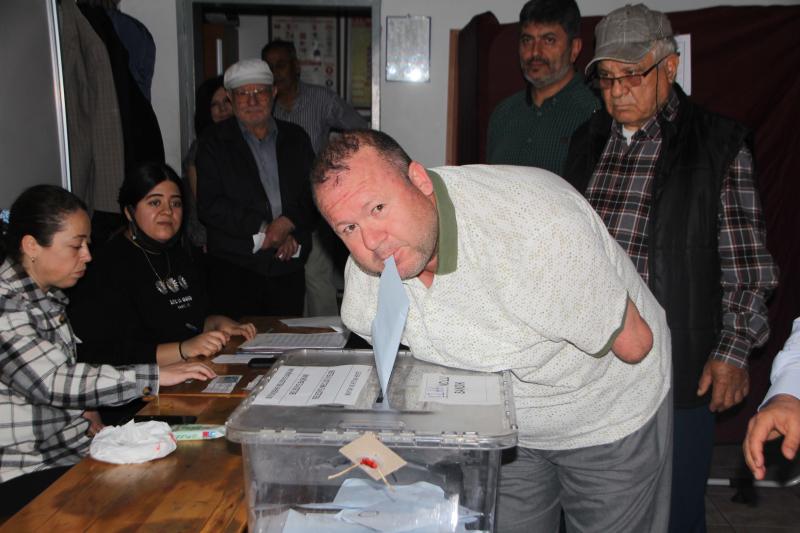 AA-20240331-34143328-34143324-KOLLARI_OLMAYAN_ENGELLI_SECMEN_OY_ZARFINI_AGZIYLA_SANDIGA_ATTI.jpg