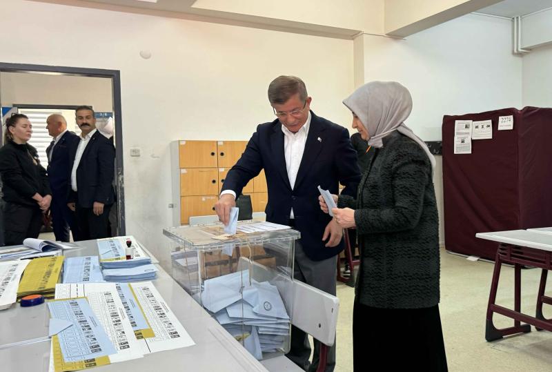 AA-20240331-34144553-34144551-GELECEK_PARTISI_GENEL_BASKANI_AHMET_DAVUTOGLU_OYUNU_ISTANBULDA_KULLANDI.jpg
