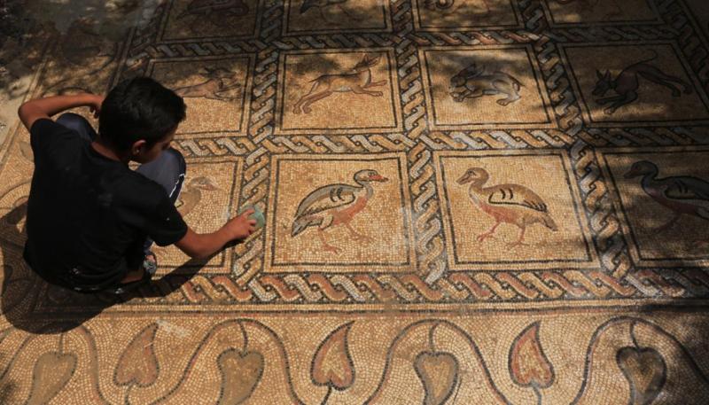 Filistinli çiftçi, Gazze’deki tarlasında Bizans dönemine ait mozaik keşfetti (2).jpg