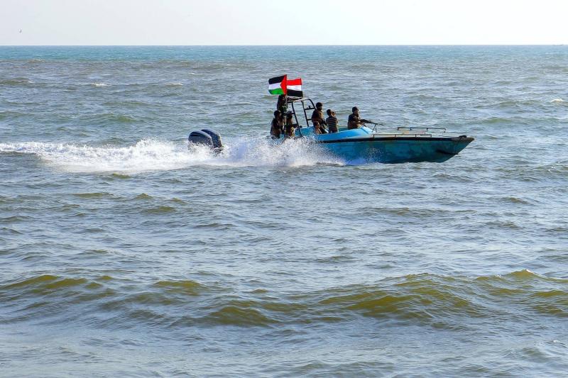 Husi milisleri Hudüyre açıklarında bir teknede. Fotoğraf-AFP arşivi.jpeg