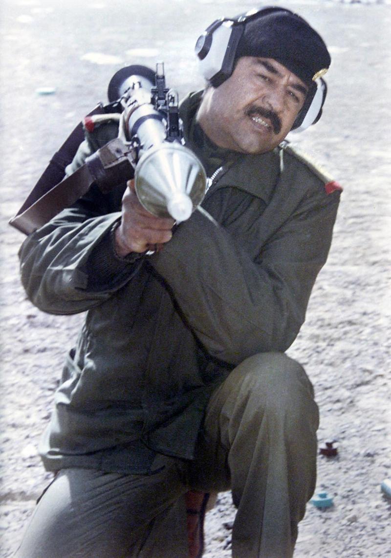 Saddam Hüseyin, RPG roketiyle poz veriyor. Fotoğraf-Irak Haber Ajansı, 15 Ağuştob 2001_.jpeg