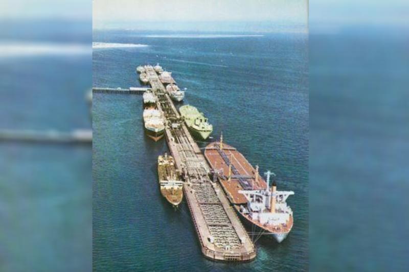 İran-Hark (Kharg) Adası petrol dolum platformu, 2012.jpg