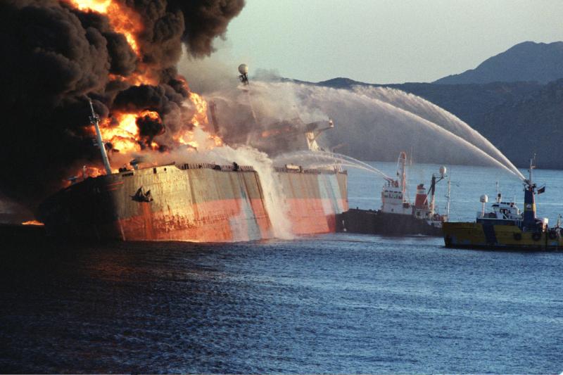 Singapur bandıralı gemi bombalama sonucu yanarken, Aralık 1987 Fotoğraf Mecelle arşivi.jpg