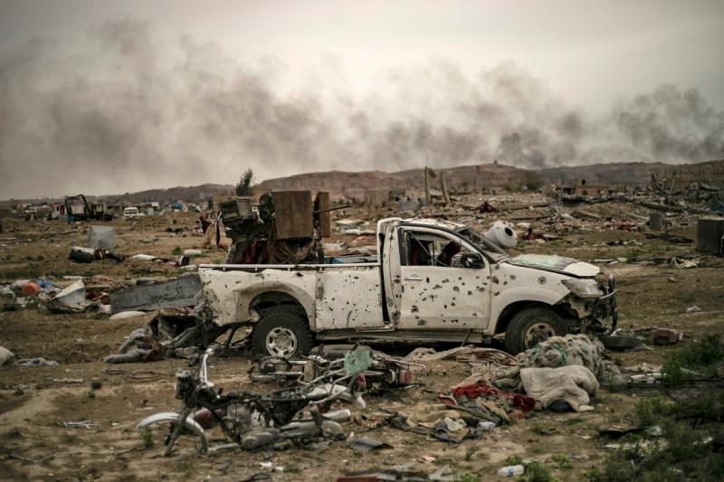 IŞİD'in kalesi Bağoz'daki hezimetini simgeleyen fotoğraf, Mart 2019 Majalla com.jpg