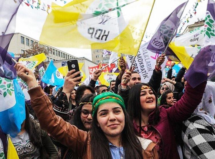 Haziran 2015 seçimlerinde HDP'li göstericiler .jpg