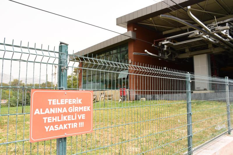 AA-20240418-34300249-34300247-ANTALYADAKI_TELEFERIK_KAZASINDA_HAVADA_ASILI_KALAN_36_KABIN_YERE_INDIRILDI.jpg