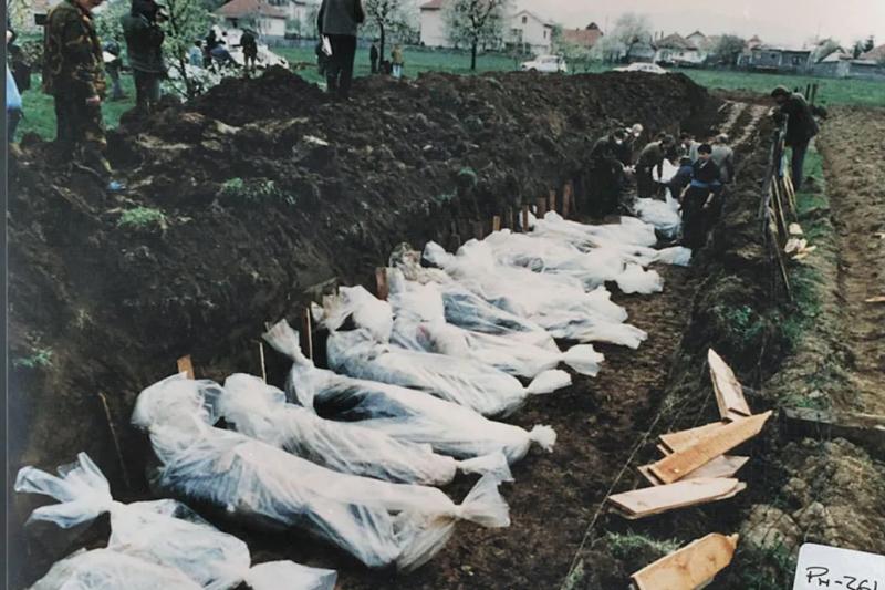 Nisan 1993'te Bosna ihtilafı sırasında Vitez, Bosna-Hersek civarında öldürülen insanların cesetleri _ Fotoğraf_ ICTY_Britannica.jpg