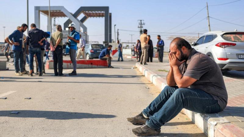 3 Kasım 2023'te Gazze Şeridi'nin güneyinde Mısır ile Refah sınır kapısının yakınında bekleyen Filistinliler _ Fotoğraf_ Said Khatib-AFP.jpg