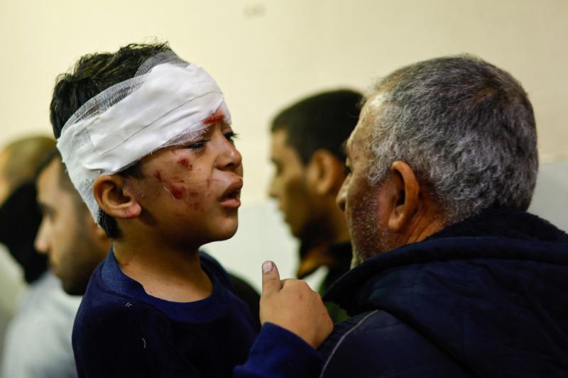 Gazze'deki Nasır Hastanesinde yaralı bir çocuk, 1 Aralık 2023 majalla com.jpg