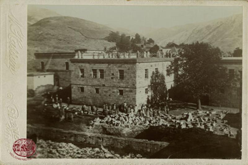 ABD'li Protestan misyoner Charlotte ve Marry, Bitlis yakınındaki Sindiyan Dağı'ndaki bu okula yerleştiler.jpg