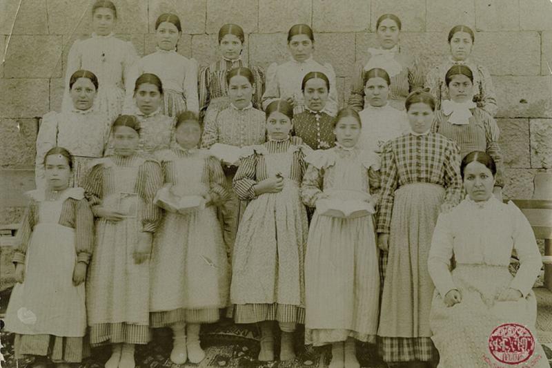 Bitlis civarındaki Ermeni kadınlar ve misyonerler.jpg