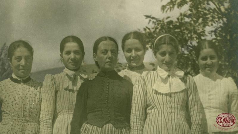 Muhtemelen Bitlis'deki Mount Hoyloke Kız Okulundan mezun olan Ermeni öğretmenler. 1990'lü yıllar..jpg