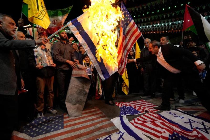 Şam'daki İranlı subaylara saldırı üzerine İranlı göstericiler İsrail-Amerikan bayrağını yaktılar. AP.jpg