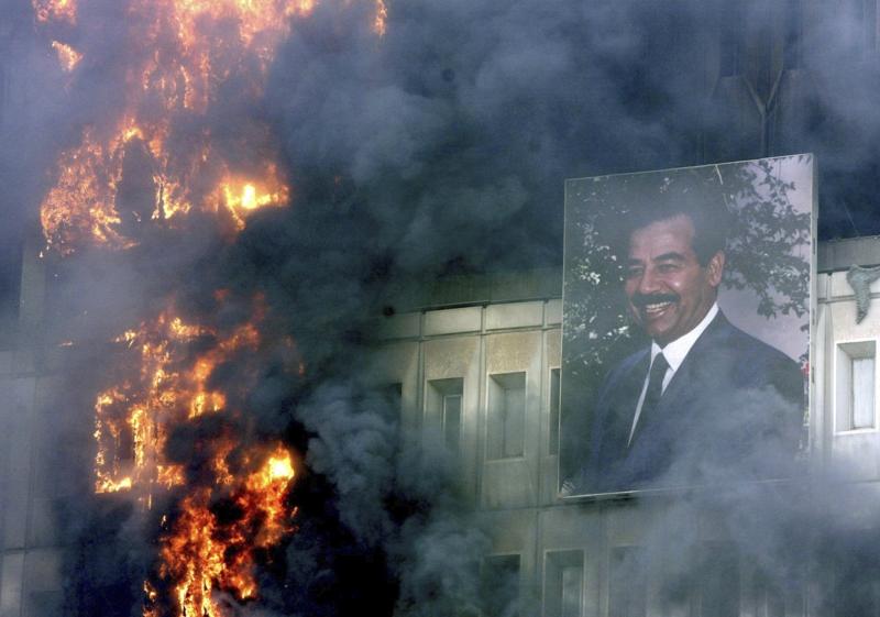 Irak Ulaştırma ve İletişim Bakanlığı binasında asılı Saddam portresi, 9 Nisan 2009..jpeg
