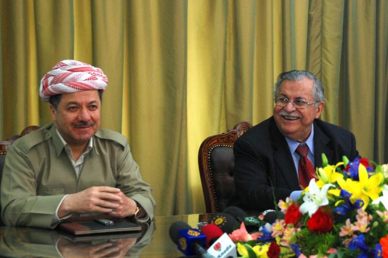 Saddam'ın devrilmesinin iki önemli aktörü Barzani (solda) ve Talabani, Dukan, 2009 El Mecelle.jpg