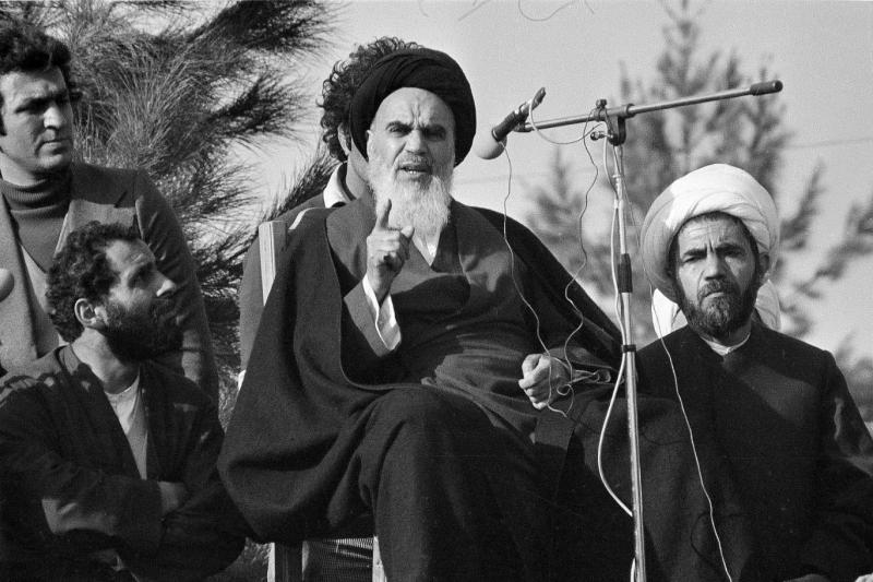 1979'da İran Şahı Muhammed Rıza Pehlevi'nin yönetimine son verip İslam Devrimi'ni gerçekleştiren Ayetullah Humeyni, 1989'da öldü  AP.jpg