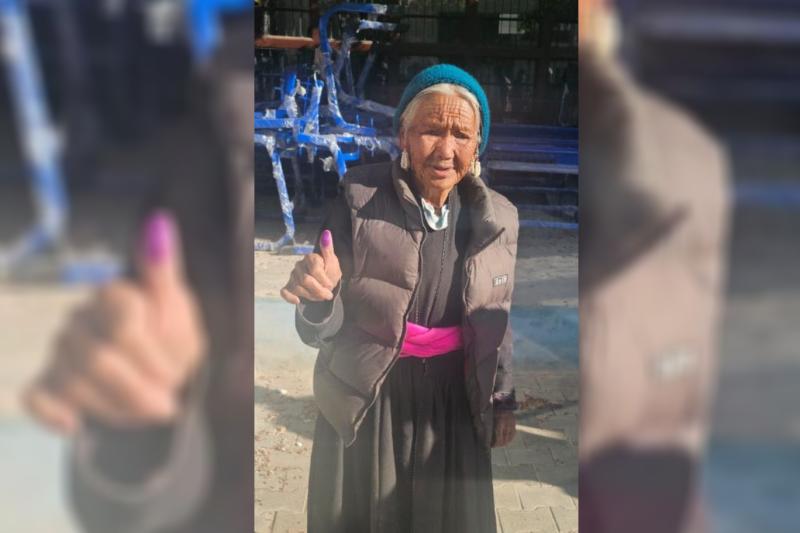 90 yaşındaki bir kadın, devam eden Hindistan Genel Seçimleri sırasında Leh'teki oy verme istasyonunda oyunu kullandı.jpg