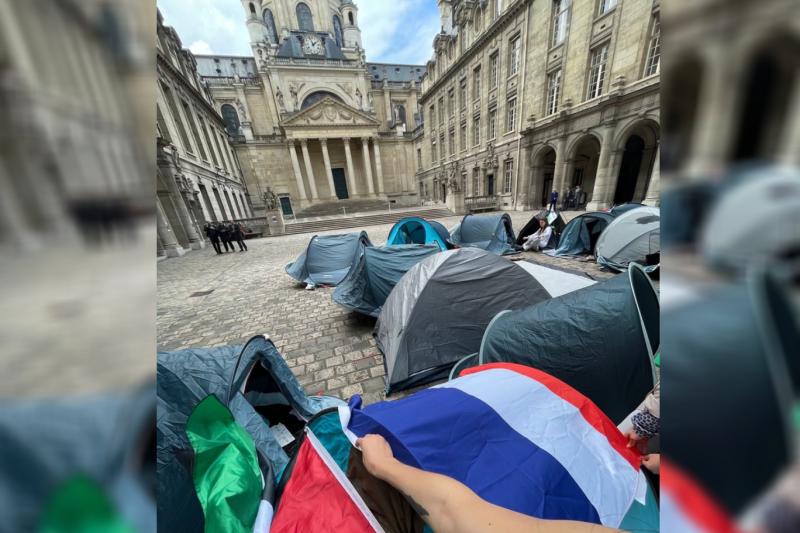 Üniversite avlusunda kurulan dayanışma çadırları, Paris 29 Nisan 2024.jpg Üniversite avlusunda kurulan dayanışma çadırları, Paris 29 Nisan 2024.jpg
