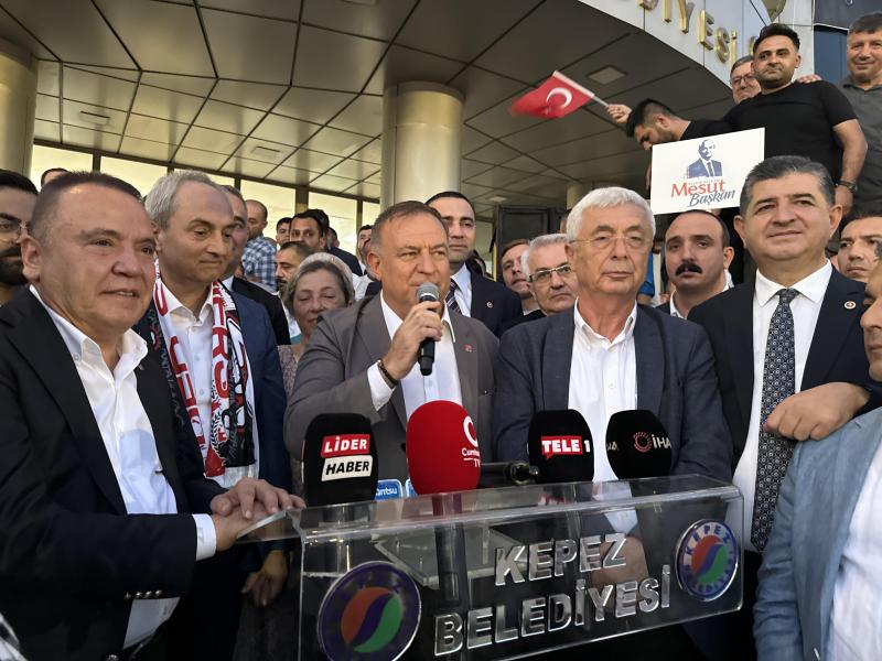 AA-20240611-34846254-34846252-ANTALYADAKI_TELEFERIK_KAZASI_SORUSTURMASINDA_TAHLIYE_EDILEN_KOCAGOZ_BELEDIYEDE_VATANDASLARLA_BULUSTU.jpg