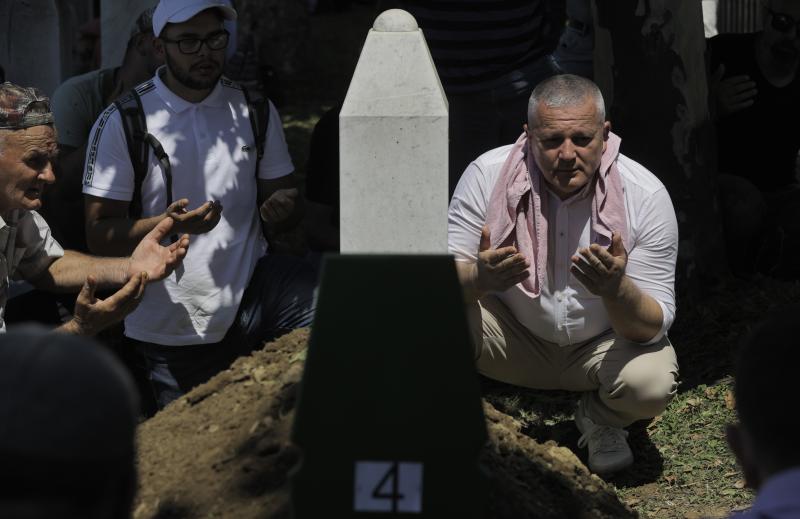 AA-20240711-35116784-35116777-SREBRENITSA_SOYKIRIMININ_14_KURBANI_DAHA_TOPRAGA_VERILDI.jpg