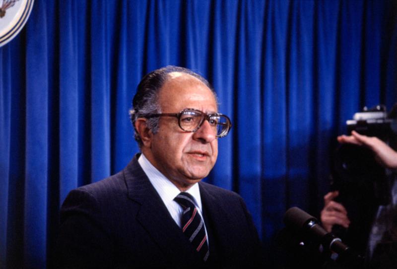 Eski ABD Başkanı Ronald Reagan'ın Özel Temsilcisi Philip Charles Habib, Washington'da gazetecilere açıklama yaparken 